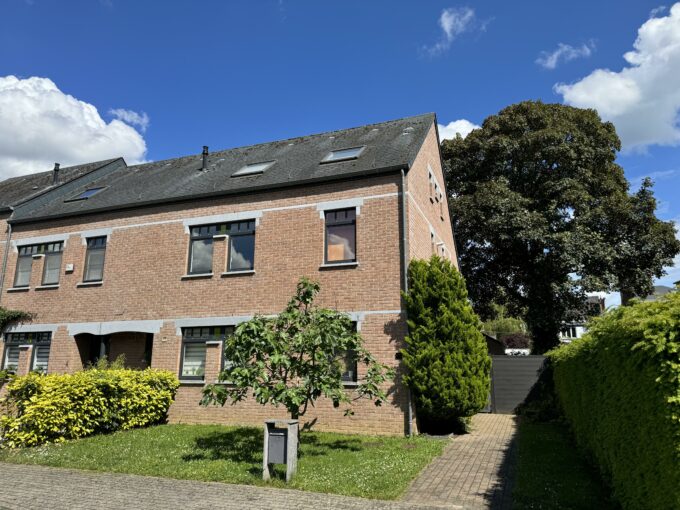 Maison 5 chambres + bureau avec jardin, terrasse + 2 garages